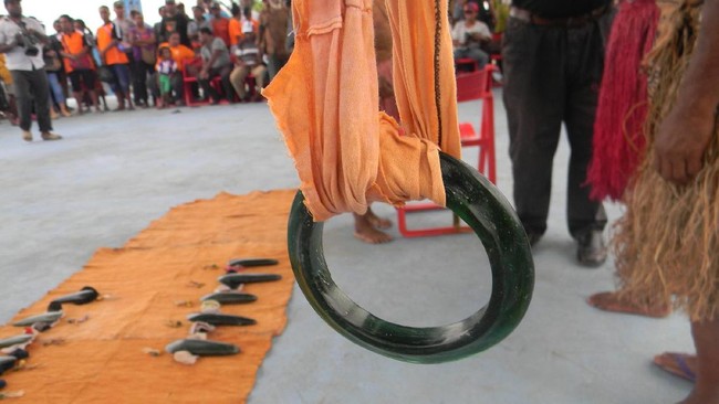 Pada masa prasejarah, orang di sekitar Danau Sentani, sudah kontak dengan penduduk pesisir laut. Bukti arkeologisnya adalah gelang kerang.