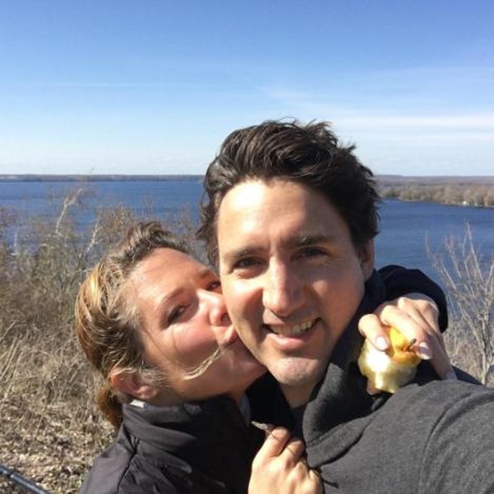 <p>Perdana Menteri Kanada ke 23 ini juga nggak segan memperlihatkan kemesraan dengan sang istri. So sweet banget ya, Bun. (Foto: Instagram/justinpjtrudeau)</p>