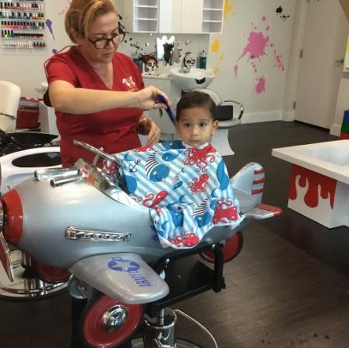 <p>Si kecil tegang banget mau dipotong rambutnya. Hi-hi-hi (Foto: Instagram/childrensalonspa)</p>
