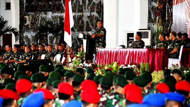 Selain menjaga kenetralan dalam Pilkada, Panglima TNI Gatot Nurmantyo menegaskan prajurit untuk menjaga hubungan dan kesolidan dengan Polri.