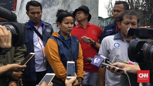 Rohayati dan suaminya naik sepeda motor dari Cirebon untuk mencari keponakannya, Asep Angga Gunawan, operator mesin di pabrik kembang api yang terbakar.