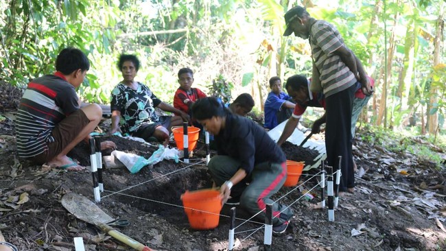 Tentang Sarmi, kota yang dijuluki Kota Ombak, namun menyimpan peninggalan arkeologi dan sejarah yang menarik.