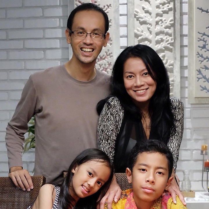 <p>Kalau ini, Ayah Reza Gunawan dengan kakak Keenan. Keenan merupakan anak sang istri, Dee Lestari, dari pernikahan sebelumnya. (Foto: Instagram/ @deelestari)</p>