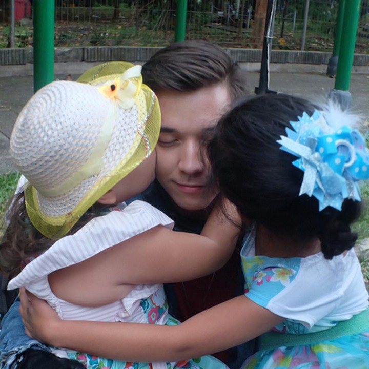 <p> Muah! Kecup sayang Jemima dan Eleeya buat Ayah Stefan William. (Foto: Instagram/ @celine_evangelista)</p>