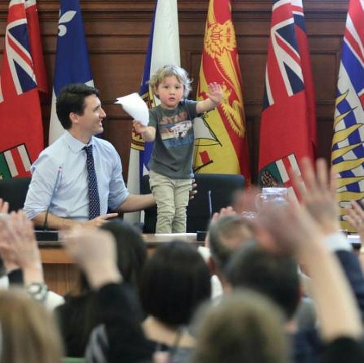 <p>Justin Trudeau ini sering banget lho bawa anaknya jika dia lagi kerja, Bun. (Foto: Instagram/justinpjtrudeau)</p>