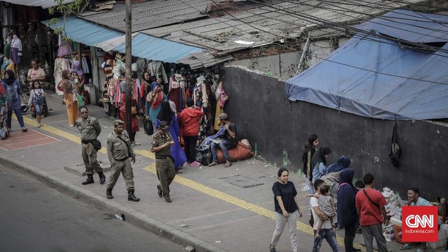 Solusi jangka panjang penataan PKL Tanah Abang masih dibicarakan dengan berbagai pihak. Untuk sementara, penertiban masih dengan mengandalkan Satpol PP.