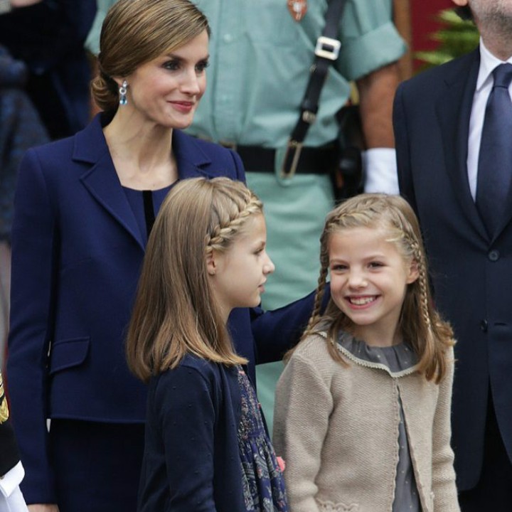 <p>Asyiknya Princess Sofia ngobrol dengan sang kakak, Princess Leonor. (Foto: Instagram @leonor_and_sofia)</p>