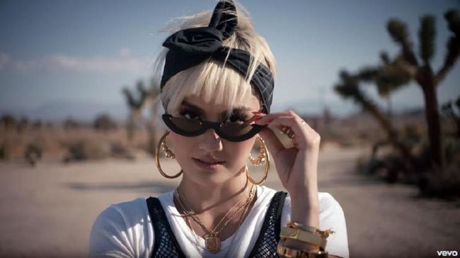 Agnez Mo yang hadir di pesta ulang tahun DJ Khaled memilih untuk memakai busana yang terbilang seksi.