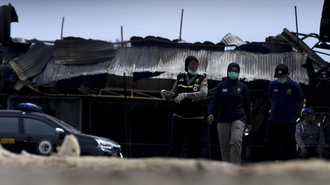 Berbekal informasi rekan kerja, Polisi mencoba mengidentifikasi diduga jasad tersangka kebakaran pabrik kembang api di Kosambi, Kabupaten Tangerang.
