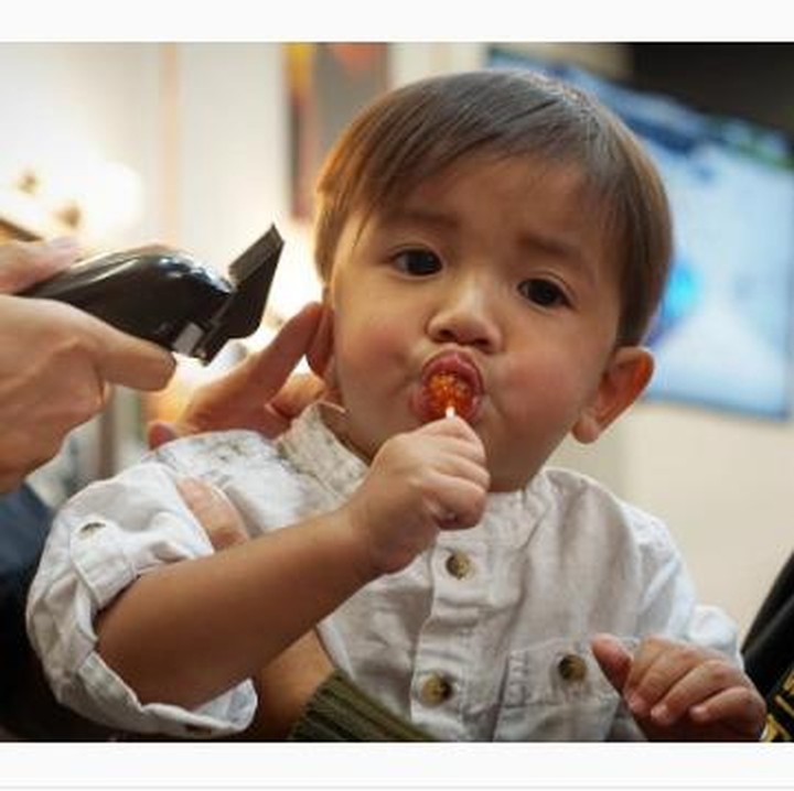 <p>Wah, si kecil nikmatin banget ya potong rambut sambil emut permen. (Foto: Instagram/cutandblendbarbershop)</p>