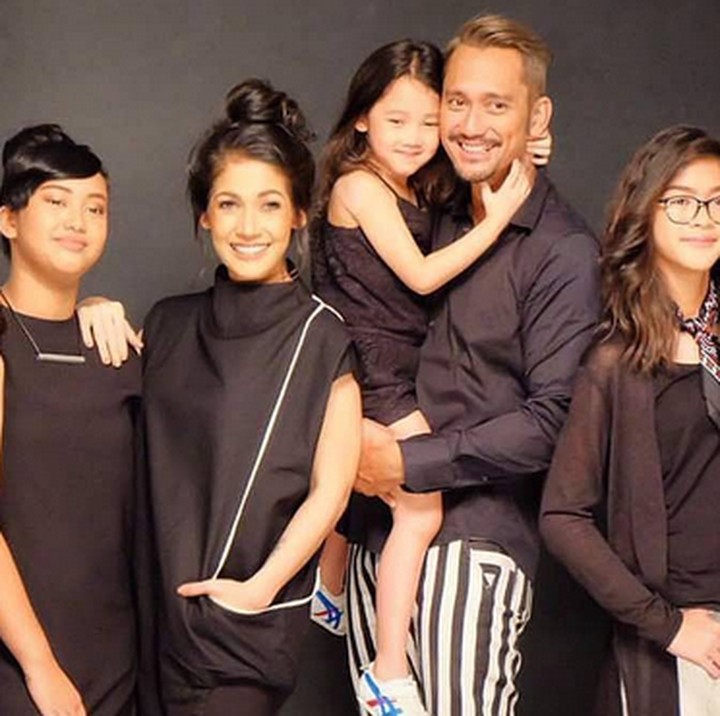 <p>Kedekatan Tora sama 2 putri Mieke, 2 putri dari pernikahannya terdahulu, dan si kecil Jenaka buah cintanya bersama Mieke. (Foto: Instagram/ @t_orasudi_ro)</p>