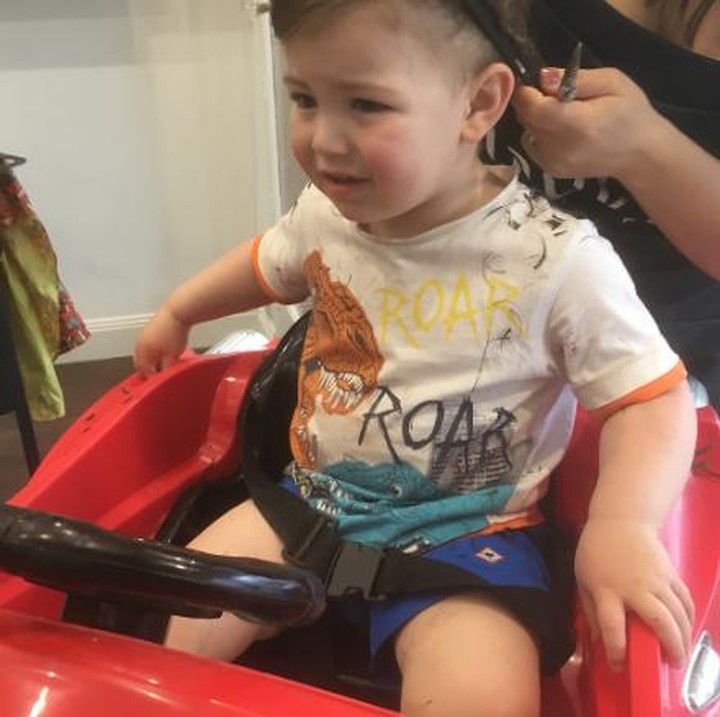 <p>Jangan nangis, Nak, ini cuma potong rambut kok. Hi-hi-hi. (Foto: Instagram/kdyer77)</p>