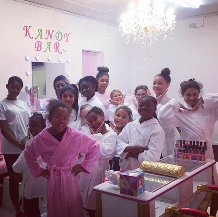 <p>Dipoles dulu kukunya dengan cat kuku supaya cantik.  (Foto: Instagram @kandy_girl_kids_spa)</p>