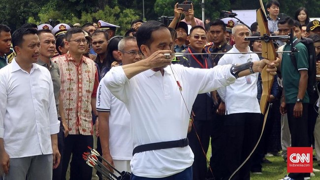 Jokowi menunjukan kemahirannya bermain olahraga panahan. Dia mengajak Menpora Imam Nachrowi sampai beberapa tamu untuk bermain panahan.