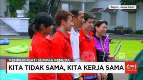 VIDEO: Aksi Jokowi Main Bulutangkis di Hari Sumpah Pemuda
