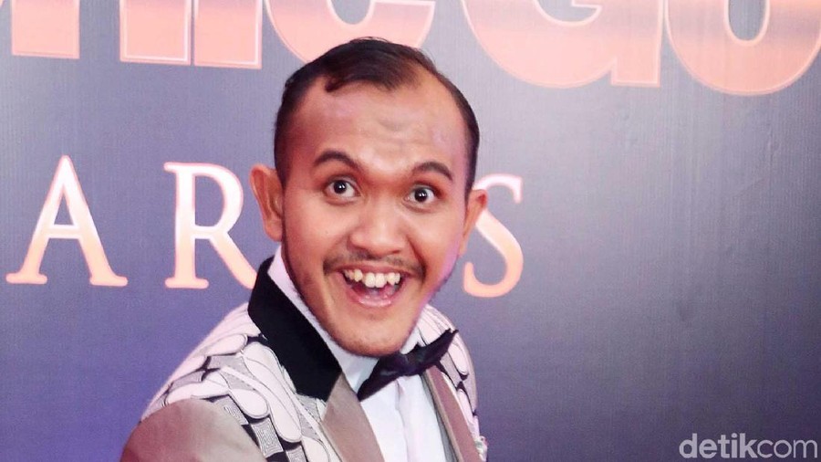 Caisar sepertinya bisa melanjutkan hidup dengan ceria meski masih menjalani proses perceraian dengan Indadari.
