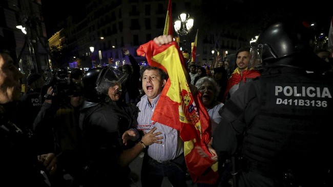Ratusan ribu orang berkumpul di ibukota Catalan, Barcelona pada Minggu (29/10) untuk menentang adanya kemerdekaan Catalonia dari Spanyol.