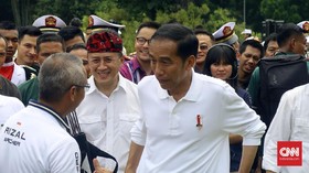 Aksi Dorong Ketika Jokowi Meninjau Pasar Aksara Medan