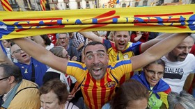 FOTO: Suka Cita Catalonia Deklarasikan Kemerdekaan