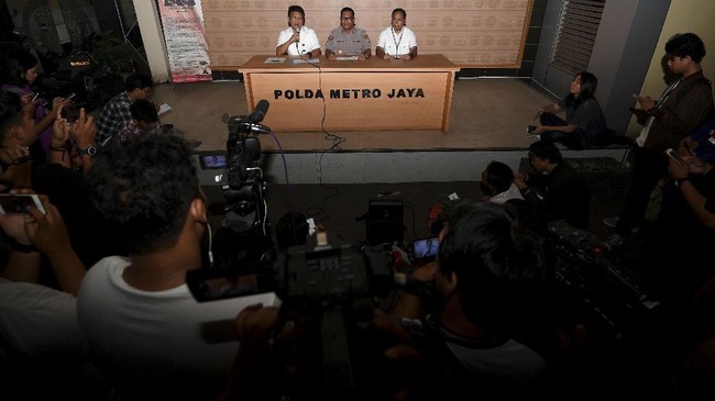 Kabid Humas Polda Metro Jaya Argo Yuwono mengatakan ketentuan penggunaan atribut natal telah diatur dalam fatwa MUI sehingga warga tak melakukan sweeping.