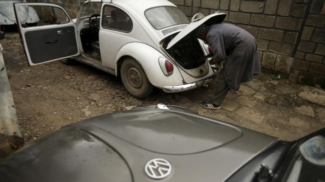 Volkswagen Beetle adalah bukti kekuasaan Adolf Hitler sebelum Perang Dunia II berakhir. Tiga generasi Beetle pun muncul menghibur penggemar otomotif dunia.
