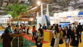 Ratusan Orang di Singapura Terpesona dengan Danau Toba