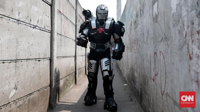 FOTO: Saat 'Robot' Berkeliling Mencari Uang