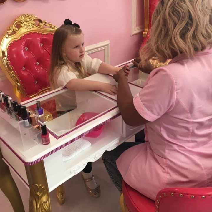 <p>Asyiknya si kecil menikmati pedikur (Foto: Instagram @kandy_girl_kids_spa)</p>