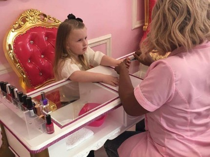Foto: Suasana Saat Gadis Cilik Manjakan Diri di Salon Khusus Anak
