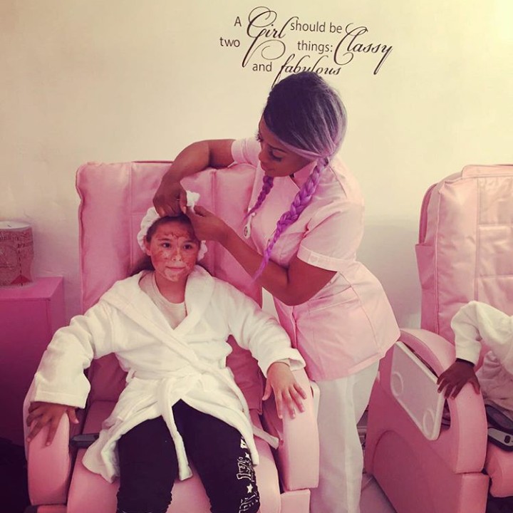 <p>Didekorasi oleh pemiliknya sendiri, perabotan di salon ini lucu-lucu banget!  (Foto: Instagram @kandy_girl_kids_spa)</p>