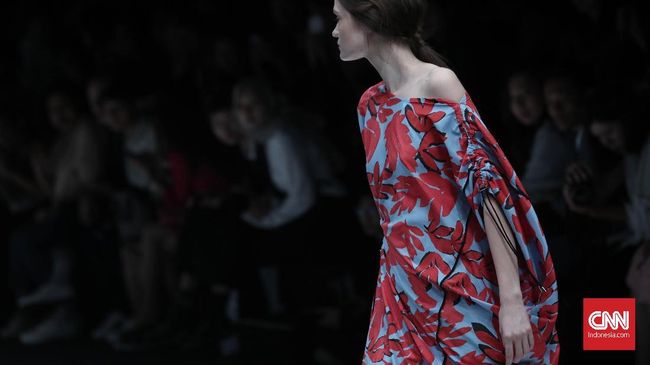 Di balik gemerlap acara Jakarta Fashion Week 2018, ada ada perselisihan antara karyawan Femina Group dengan perusahaan tempat mereka bekerja