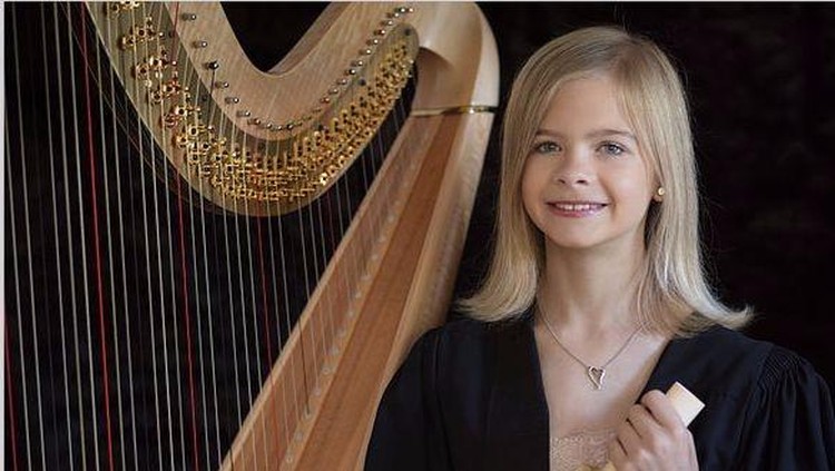 Usianya masih 13 tahun, tapi bocah ini jago memainkan harpa dan menyelesaikan pendidikan di sekolah musik terbaik. Namanya Rosie Gill.