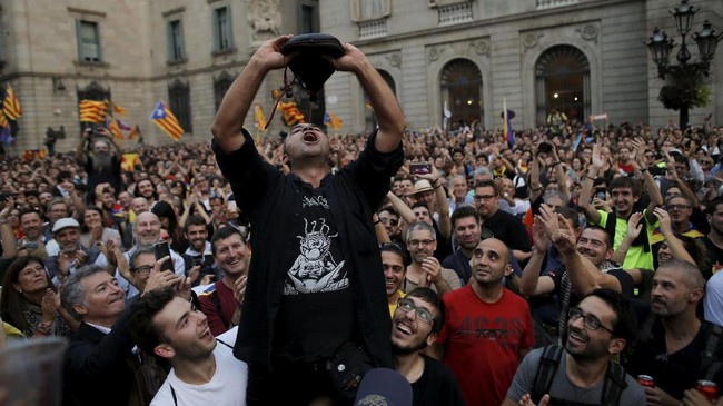 FOTO: Suka Cita Catalonia Deklarasikan Kemerdekaan