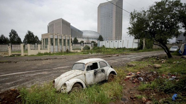 Seorang jurnalis Belanda dalam karya tulisnya mengemukakan tokoh latar belakang desain Volkswagen Beetle.