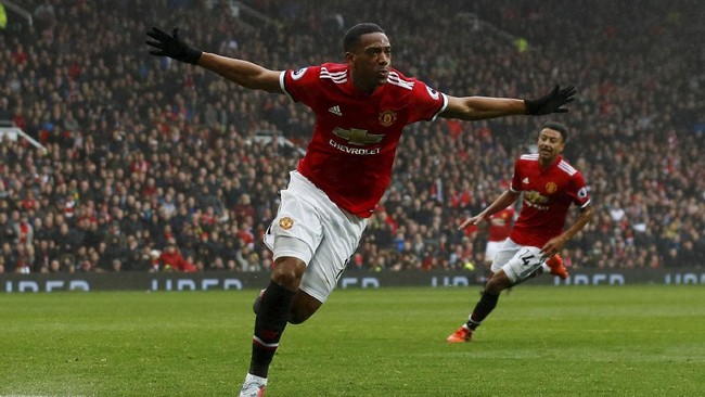Anthony Martial mencetak sebuah gol yang membuat Manchester United menang tipis atas Tottenham Hotspur. MU mengamankan peringkat kedua di klasemen.