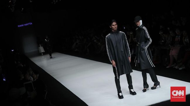 Lima desainer busana tampil sebagai Dewi Fashion Knights, Jakarta Fashion Week, pada Jumat (27/10), sekaligus mengakhiri rangkaian acara pekan mode tersebut.