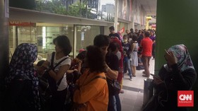 Gerimis Tak Surutkan Niat 'Pemburu' Diskon Lotus