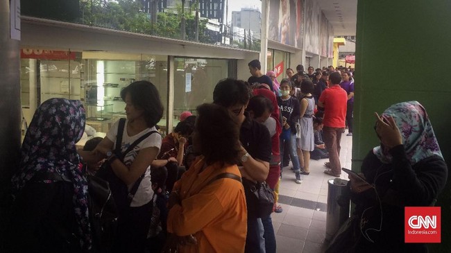 Cuaca gerimis tak menyurutkan minat warga Jakarta untuk berburu diskon di pusat perbelanjaan Lotus di Jalan MH Thamrin, Jakarta Pusat.