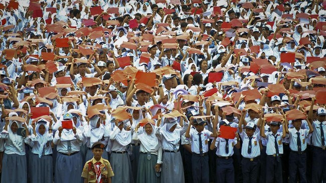 Sejumlah siswa SMP dan SMA mengikuti Gebyar Peringatan Sumpah Pemuda ke-89 Kota Bogor di Lapangan GOR Pajajaran, Kota Bogor, Jawa Barat, Sabtu (28/10). Pengucapan teks Pembukaan UUD 1945, Pancasila dan Sumpah Pemuda yang diikuti sebanyak 15 ribu siswa SD, SMP dan SMA se-Kota Bogor tersebut sekaligus memecahkan Rekor Museum Rekor Dunia Indonesia (MURI) dengan peserta terbanyak. ANTARA FOTO/Arif Firmansyah/foc/17.