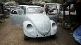 FOTO: Menghidupkan Kembali VW Bettle dari 'Mati Suri' VW Bettle masih memiliki penggemar sekaligus tetap jadi kendaraan andalan di Ethiopia.