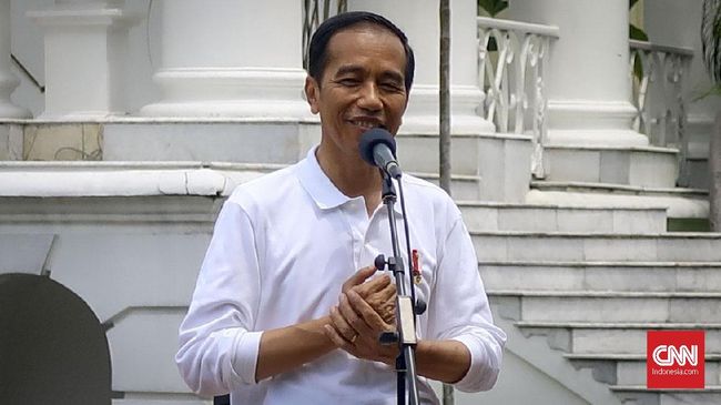 Jokowi tiba di lokasi pesta adat Kahiyang Ayu dan Bobby Nasution dan disambut tarian tor-tor mundur.