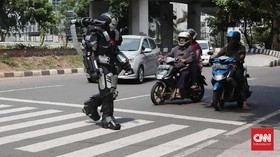 FOTO: Saat 'Robot' Berkeliling Mencari Uang