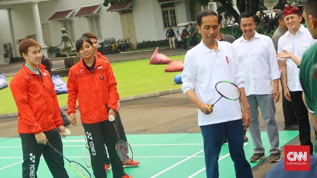 Presiden Joko Widodo dan sejumlah menteri menghadiri perayaan Hari Sumpah Pemuda yang diawali dengan main badminton di Halaman Istana Bogor, Sabtu (28/10).