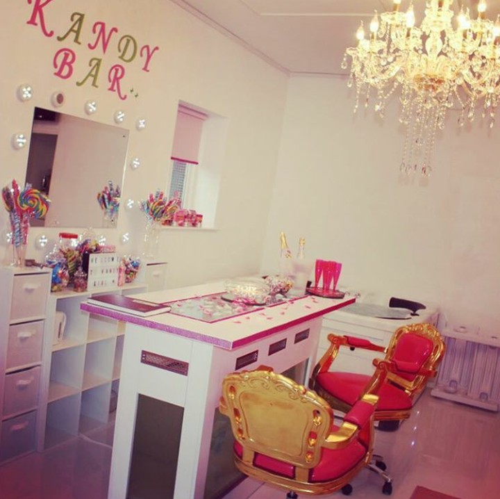 <p>Dari luar, nuansa salonnya udah 'girly' banget. (Foto: Instagram @kandy_girl_kids_spa)</p>