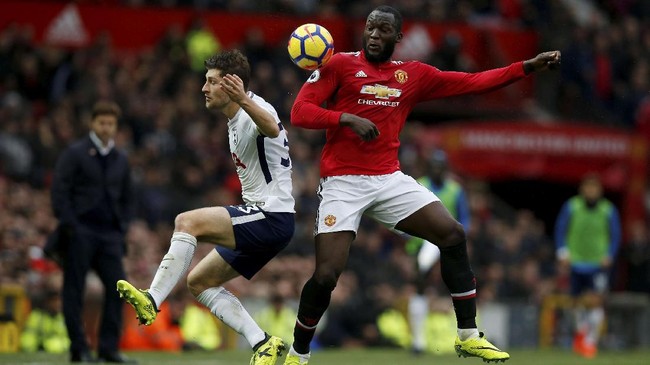 Manchester United dan Tottenham Hotspur gagal mencetak gol di babak pertama. Skor 0-0 menyertai pemain ke ruang ganti.
