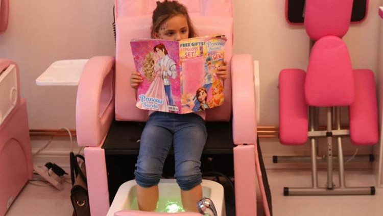 Nggak cuma wanita dewasa aja, para gadis cilik juga bisa nyalon di salon khusus anak-anak lho.