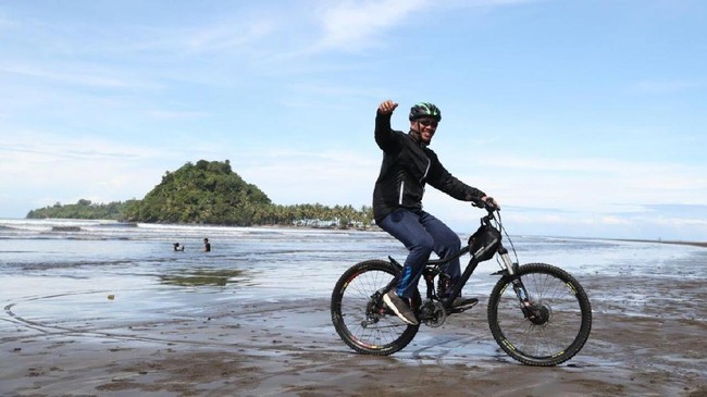 Menpora Imam Nahrawi akan meminta Presiden RI Joko Widodo untuk menetapkan tanggal 19 November sebagai Hari Bersepeda Nasional.