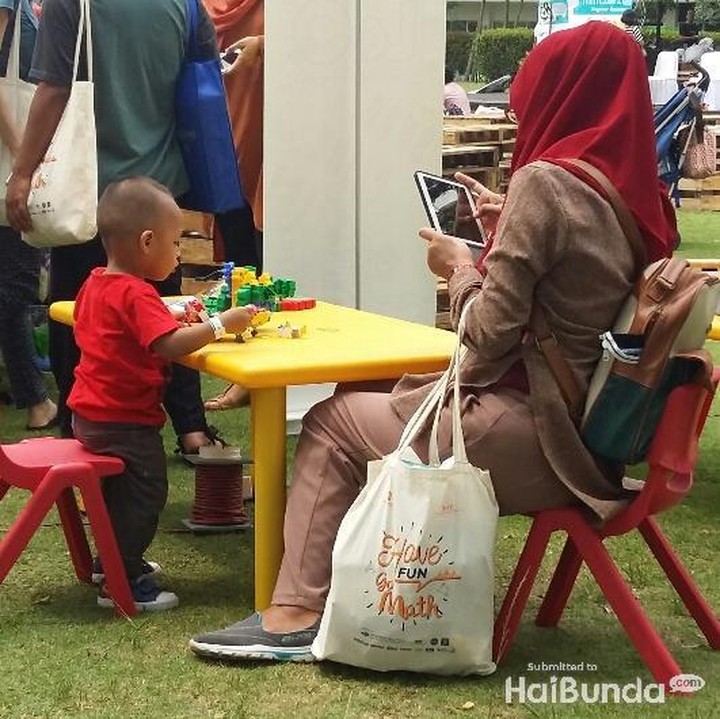 <p>Memang, semua momen bersama si kecil wajib didokumentasikan ya. Soalnya kelak ini akan menjadi kenangan berharga.</p>