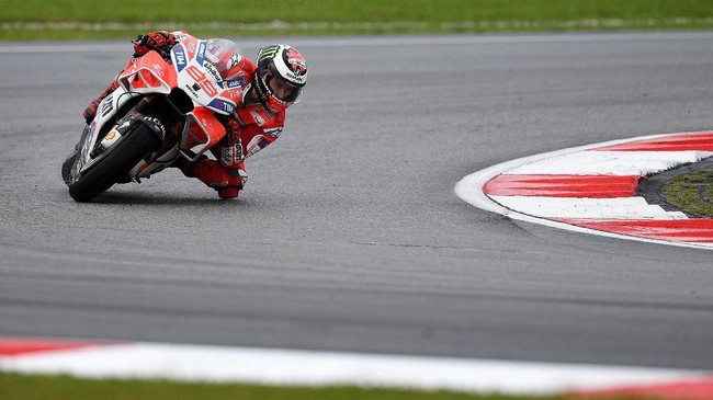 Jorge Lorenzo menjadi pebalap tercepat di sesi latihan bebas kedua sedangkan Marc Marquez sempat mengalami kecelakaan di sesi ini.