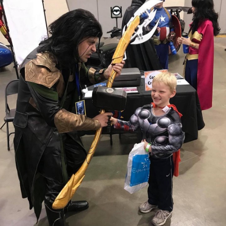 Lokinya udah gede, Thor-nya masih kecil. Lucu banget! (Foto: Instagram @michiganloki)